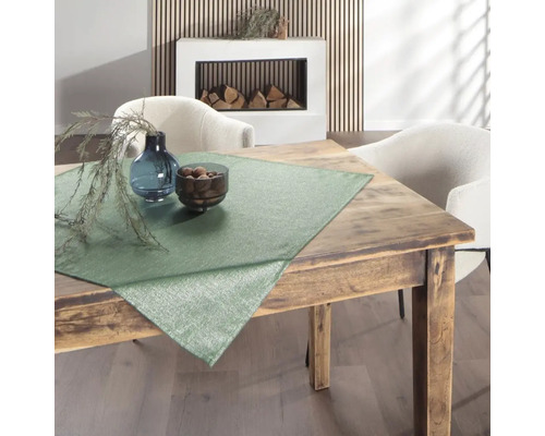 Décoration de table avec une nappe sur une table en bois