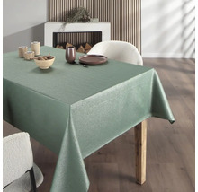 Esstisch mit grüner Tischdecke, Geschirr und Dekoration im Wohnzimmer.