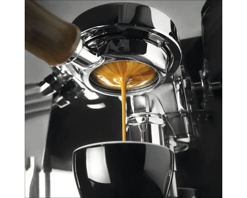 Espressomaschine beim Kaffeezubereiten