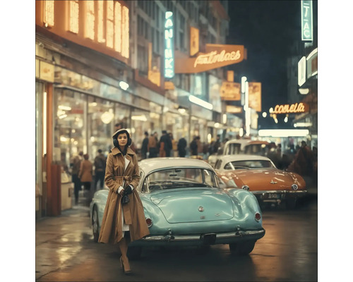 Frau mit Mantel und Oldtimer in belebter Stadtstraße
