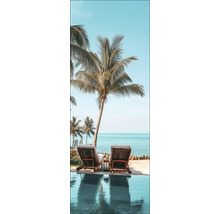 Szene mit Palmen, zwei Liegestühlen und Meerblick