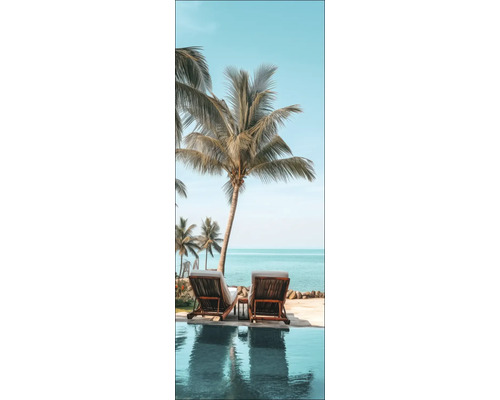 Szene mit Palmen, zwei Liegestühlen und Meerblick