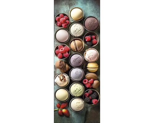 Sortiment von Eiscreme in Schalen, ergänzt durch frische Beeren und Macarons