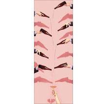 Mehrere Hände in Anzügen gießen Flüssigkeit aus Flaschen in ein Glas