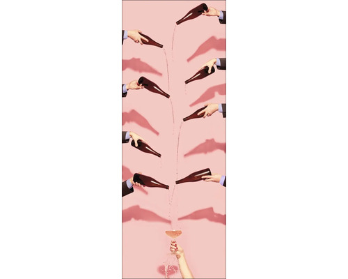 Mehrere Hände in Anzügen gießen Flüssigkeit aus Flaschen in ein Glas