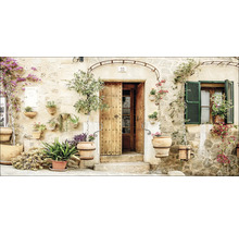 Fassade eines Hauses mit Holztür, Fensterläden und Blumentöpfen