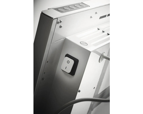 Detailansicht eines Heizkörpers mit Schalter und Bedienfeld