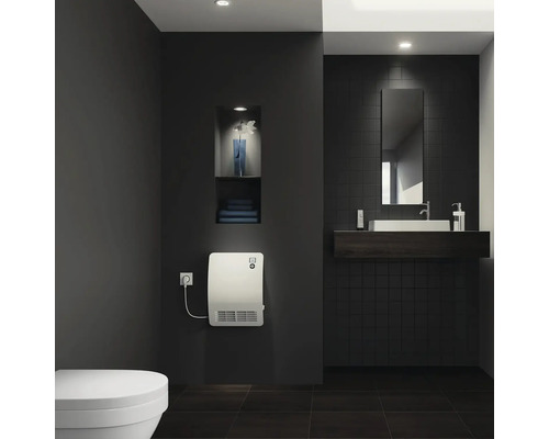 Modernes Badezimmer mit Heizkörper, Waschbecken und Spiegel