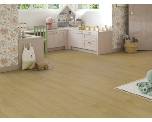 Chambre d'enfant avec parquet en bois clair, meubles assortis et jouets