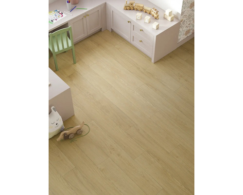 Plancher en bois clair dans une chambre d'enfant avec des meubles et des jouets.