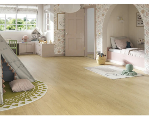 Chambre d'enfant lumineuse avec maison de jeux, bureau, lit et plancher en bois