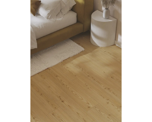 Holzboden im Schlafzimmer mit Bett und Beistelltisch