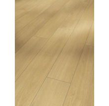 Verlegter Laminatboden in Holzoptik.