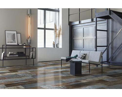 Heller Raum mit Regalen, Sitzgelegenheiten und Bodenbelag in Holzoptik für ein modernes Ambiente