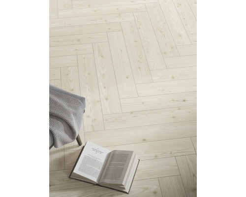 Verlegter heller Bodenbelag mit Buch und Sessel