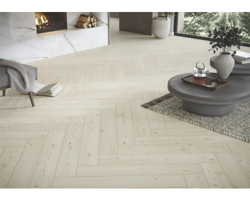 Helles Wohnzimmer mit Fischgrätparkett, Kamin und modernem Mobiliar für eine freundliche Atmosphäre.