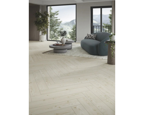 Heller Wohnraum mit Fischgrätparkettboden, Sofa und großem Fenster