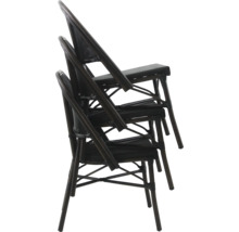 Pile de trois chaises en rotin noir