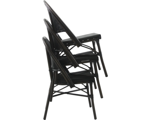Pile de trois chaises en rotin noir