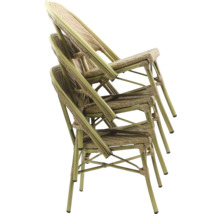 Chaises pliantes empilées avec assise en rotin pour l''extérieur
