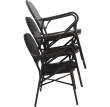 Pile de trois chaises de terrasse en rotin avec accoudoirs