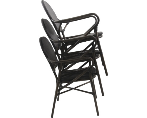 Pile de trois chaises de terrasse en rotin avec accoudoirs