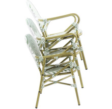 Pile de trois fauteuils en rotin