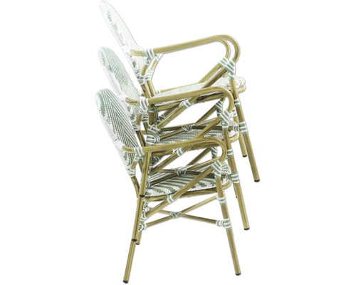 Pile de trois fauteuils en rotin