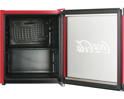 Geöffneter Getränkekühlschrank mit Coca-Cola Logo
