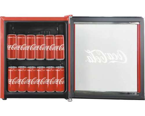 Offener, roter Minikühlschrank gefüllt mit Coca-Cola Dosen