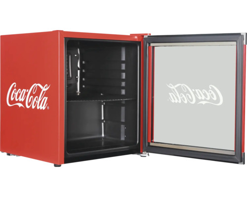 Kühlschrank mit Coca-Cola Logo und offener Tür