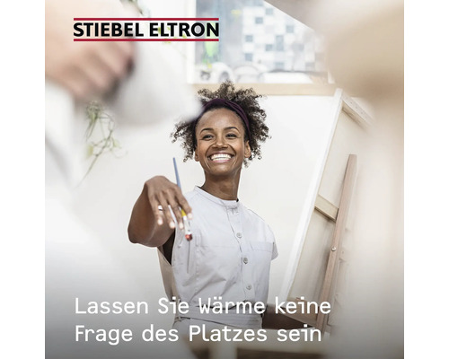 "Frau lächelt und hält Pinsel in der Hand