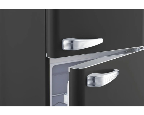 Detailansicht eines Kühlschranks mit geöffneter Tür