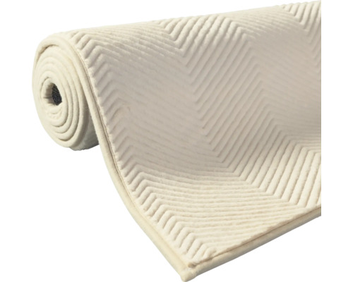 Aufgerollter Teppich mit Zickzackmuster