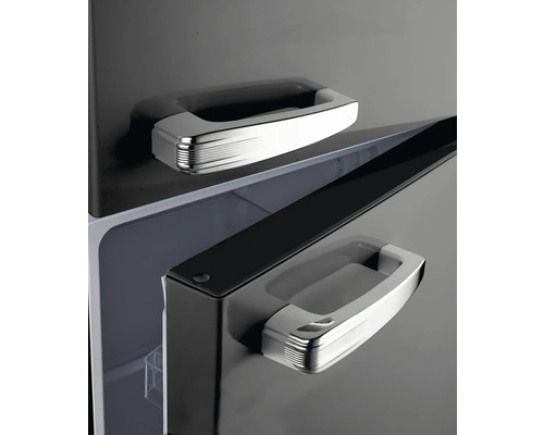 Detailansicht der Griffe eines Kühlschranks