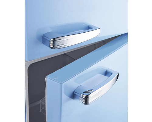 Detailansicht eines Kühlschranks mit Griffen