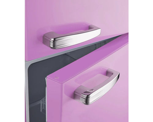 Detailaufnahme eines Retro-Kühlschranks mit zwei Türen und Griffen