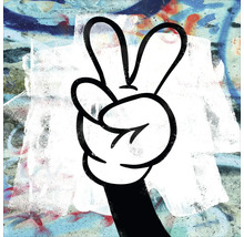Image décorative d''une main faisant le signe de la paix sur un fond de graffitis.