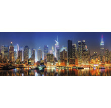 Panorama de la skyline de New York de nuit avec des gratte-ciel et des reflets dans l''eau