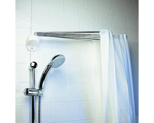 Barre de rideau de douche avec pommeau de douche et rideau de douche dans la salle de bain