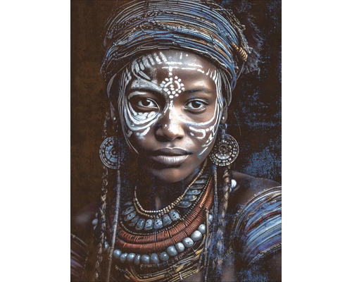 Portrait d''une femme portant un couvre-chef, du maquillage et des bijoux