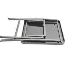 Zusammengeklappter Klapptisch aus Metall