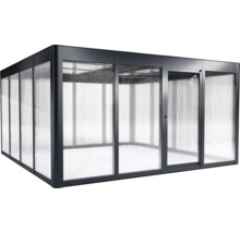 Espace de terrasse couvert avec parois transparentes et porte