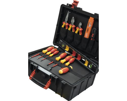 Geöffneter Werkzeugkoffer mit Schraubenziehern, Zangen, Wasserwaage und Zollstock