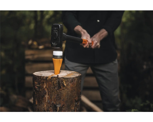 Szene einer Holzspaltvorrichtung mit Hammer auf einem Holzscheit