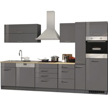 Moderne Einbauküche mit Spüle, Kochfeld, Dunstabzugshaube und Backofen