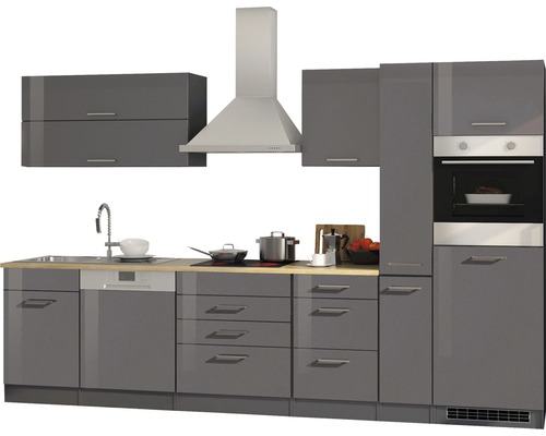 Moderne Einbauküche mit Spüle, Kochfeld, Dunstabzugshaube und Backofen