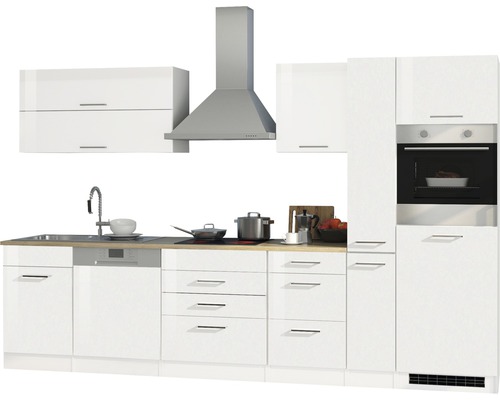Komplette Küche mit Spüle, Geschirrspüler, Herd, Dunstabzugshaube, Schränken und Backofen.