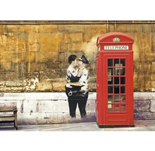 Graffiti de Banksy de deux policiers s''embrassant à côté d''une cabine téléphonique rouge