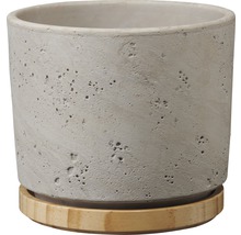 Blumentopf aus Beton mit Bambusuntersetzer